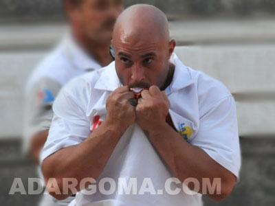 Adolfo Gonz&aacute;lez "Pambaso II" besando el escudo del MAN Adargoma (foto: Raquel Perdomo)