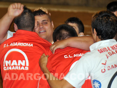 Alberto Angulo se impone a Manuel Cano y gana la lucha (foto: Raquel Perdomo)