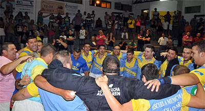 El Almogar&eacute;n celebr&oacute; el t&iacute;tulo cantando una ranchera