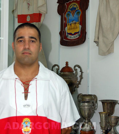 Armando Soto en el museo del Club de Luchadores Adargoma San Jos� (foto: Raquel Perdomo)