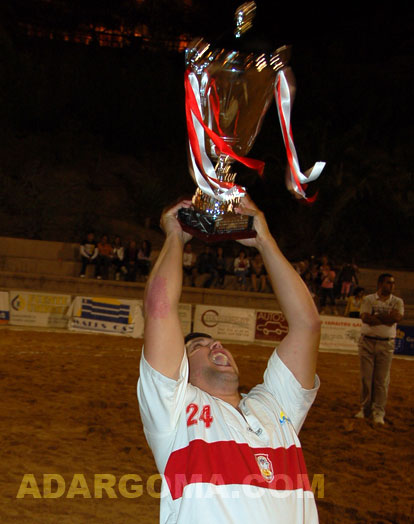 Chiquit&iacute;n V levanta la copa de campe&oacute;n de Canarias (foto: Raquel Perdomo)