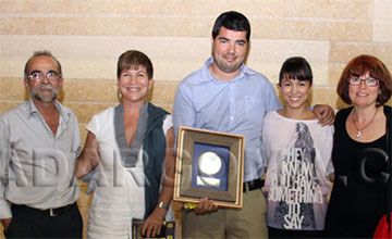 La familia posa orgullosa del reconocimiento p&oacute;stumo a Camurrita