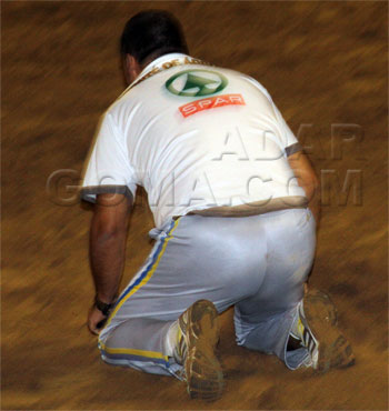 Hector Le&oacute;n de rodillas