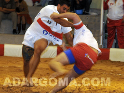 Jos&eacute; Aday se impone a un luchador del Vecinos Unidos (foto: Raquel Perdomo)