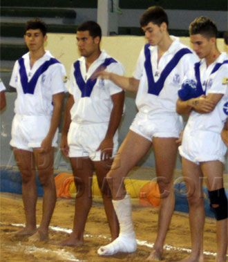 Luchador lesionado en el terrero (Raquel Perdomo)