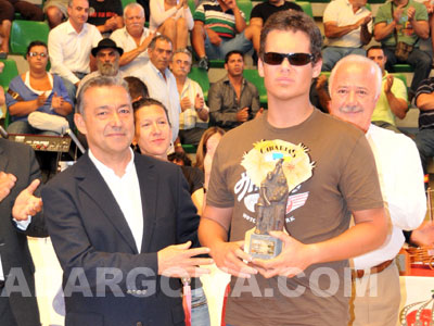 Paulino Rivero entrega el trofeo a Javier Lorenzo (foto: Raquel Perdomo)