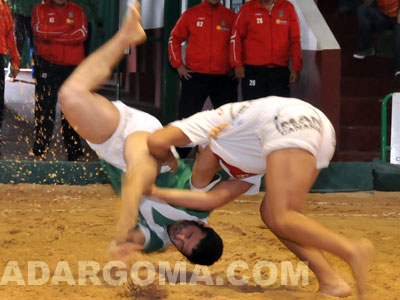 Miguel Hern�ndez en una luchada contra el Tao de Lanzarote (foto: Raquel Perdomo)