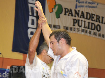 Humberto Vera remat&oacute; la faena y le dio los tres puntos al MAN Adargoma (foto: Raquel Perdomo)