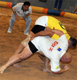 Armando Soto tumbando a V&iacute;ctor Herrera